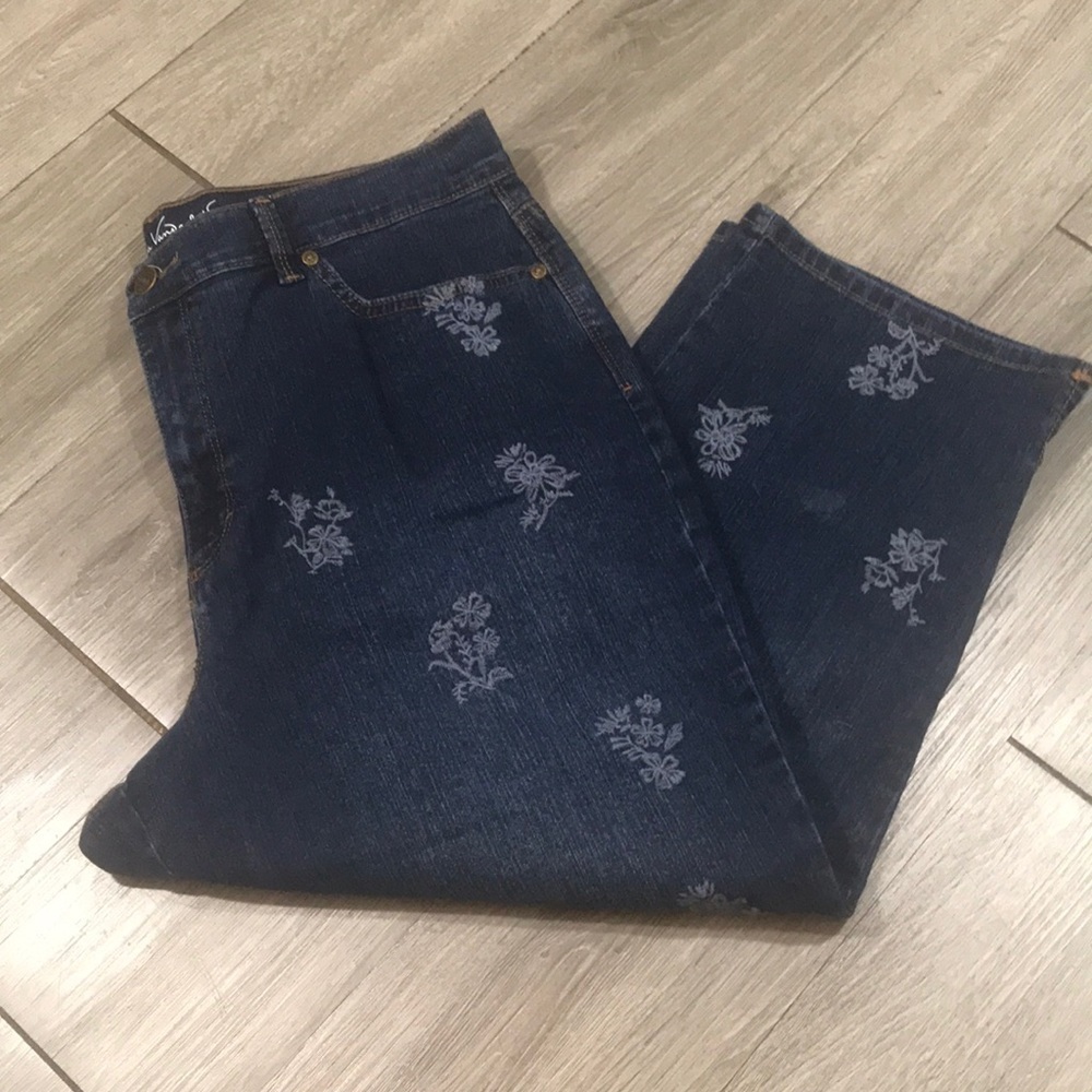All American Slimming Effect “Amanda” Gloria Vanderbilt Embroidered Denim Crops